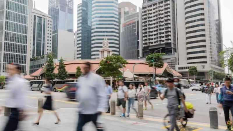 在擦拭实木地板时，应遵循以下原则：